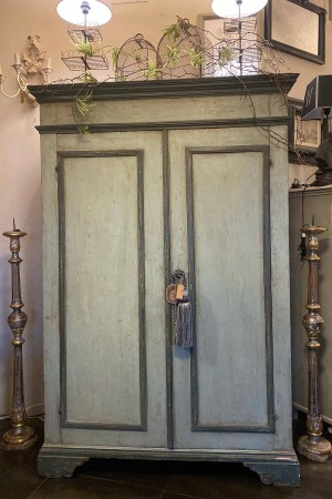 ARMADIO realizzato in legno vecchio. Realizzato in falegnameria con possibilita' di realizzarlo anche su misura e tonalita' scelte dal cliente