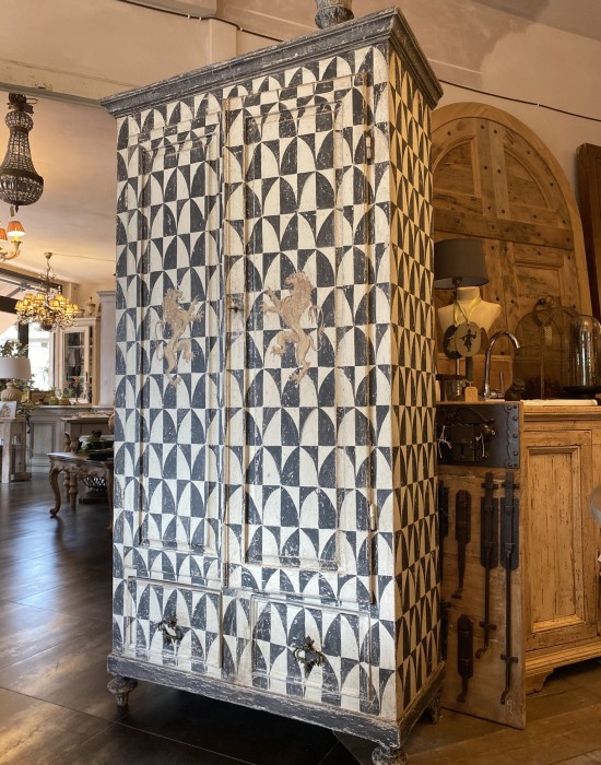 Armadio decorato con finitura 